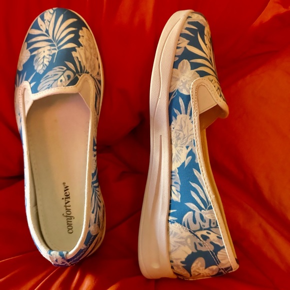Comfortview Athletic Dottie Blue & White Palm Canvas Sneaker/Loafer, Size 10W - Picture 4 of 10